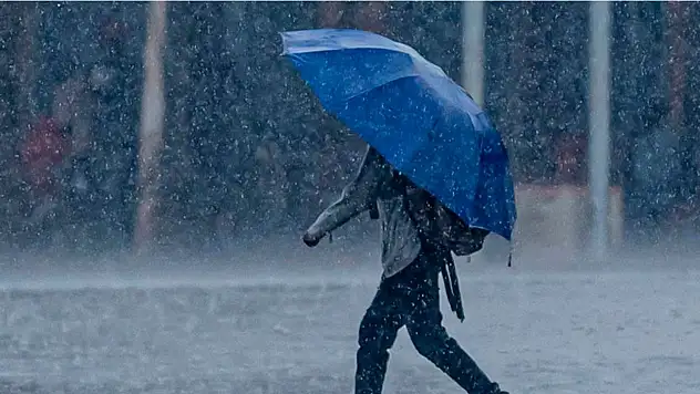 İzmir'de yaşayanlar yağmurluğu olmadan sokağa adım atmasın: Meteoroloji duyurdu