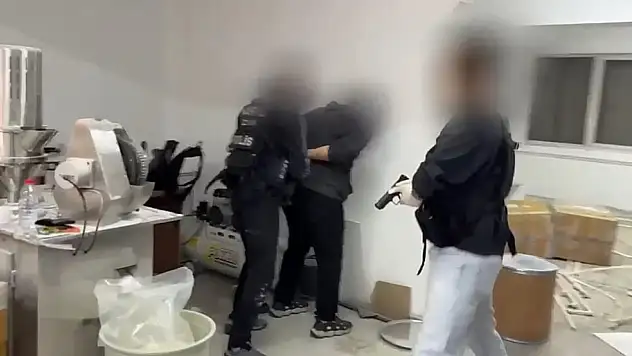 İzmir'de zehir taciri operasyonu: İş yerinden çıkanlar hayrete düşürdü