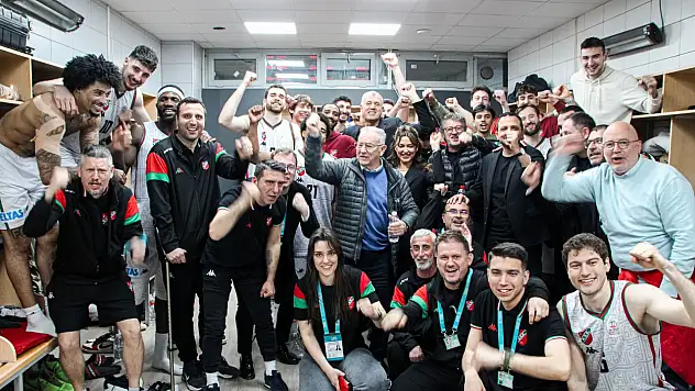 İzmir derbisinde zafer Karşıyaka'nın: 93-90