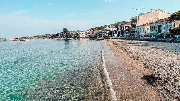 İzmir'in denizle bütünleşen saklı cennetinde nostalji ve lezzet dolu bir kaçamak!