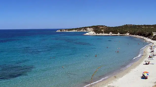 İzmir'in saklı hazinesi berrak denizi ve beyaz kumsalıyla büyülüyor