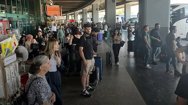 İzmir Otogarı'nda bayram yoğunluğu: Sefer sayısı 750'ye yükseldi