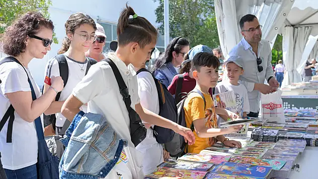 İzmirli on binlerce kitapsever Kültürpark'a koştu: Kapanmadan siz de mutlaka gitmelisiniz!