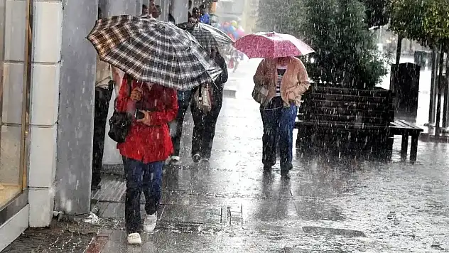 İzmirliler şemsiyeyi bir türlü atamadı: Yine yağmur bekleniyor- Yaşadığınız ilçeye yağmur yağacak mı hemen bakın