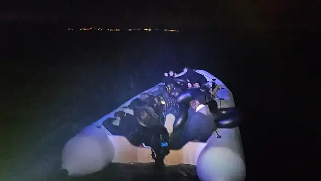 Kaçak geçiş kameraya takıldı! Sahil güvenlik lastik botu böyle durdurdu