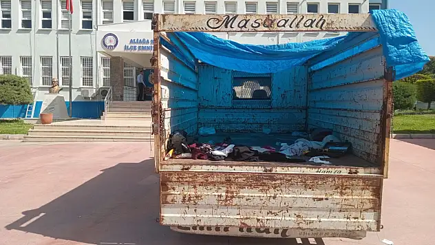Kamyonetle göçün son durağı İzmir! Göçmen kaçakçısı kıskıvrak yakalandı
