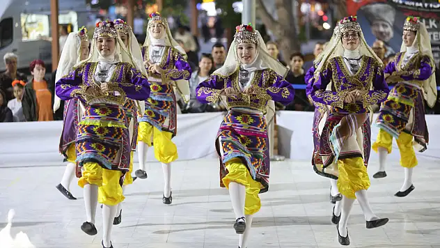 Karabağlar'da 19 Mayıs'a halk oyunları damga vurdu!