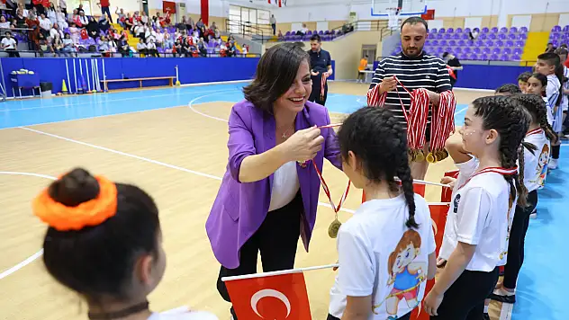 Karabağlar'da 19 Mayıs Spor Şenliği coşkusu: 300 genç sporcu sahada