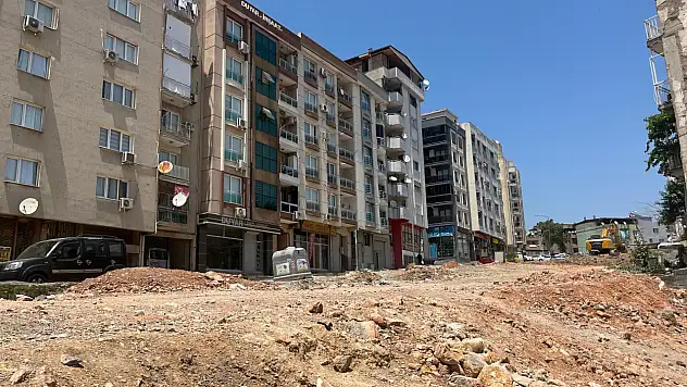 Karabağlar'da yarım kalan yol, yaşamı felç ediyor