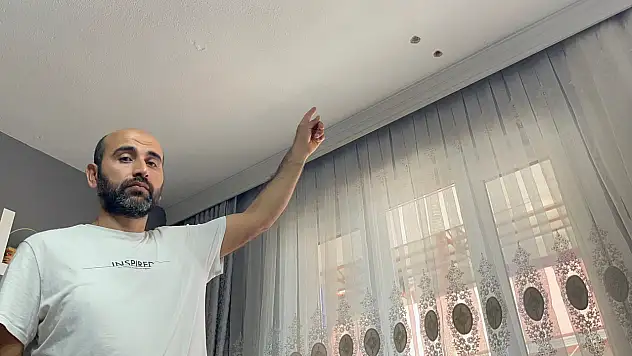 Kardeşi hiltiyle tavanı deldi: Aile korkuyla sokağa kaçtı!