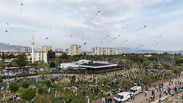 Karşıyaka'da 23 Nisan coşkusu gökyüzüne taştı!