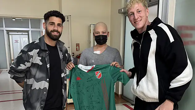 Karşıyakalı futbolculardan lösemi hastası gence moral ziyareti