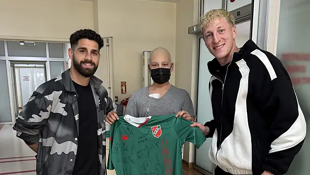 Karşıyakalı futbolculardan lösemi hastası taraftara moral ziyareti
