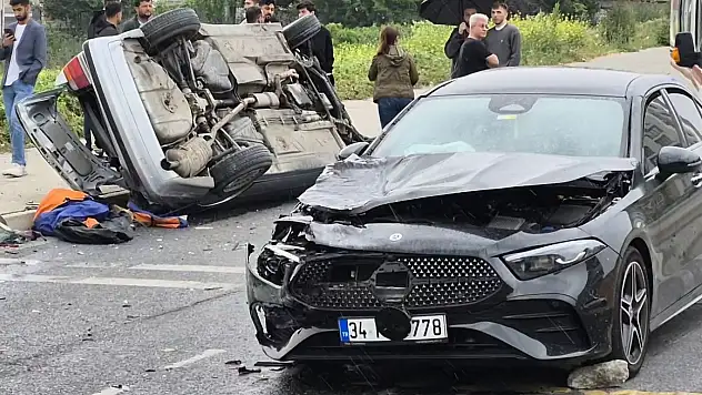 Kaygan zeminde kontrolü kaybetti, karşı şeride geçti: 4 yaralı