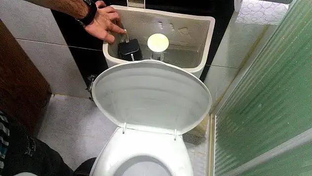 Klozetteki su sızıntısına evde çözüm: ustaların altın tavsiyesiyle faturanızı düşürün