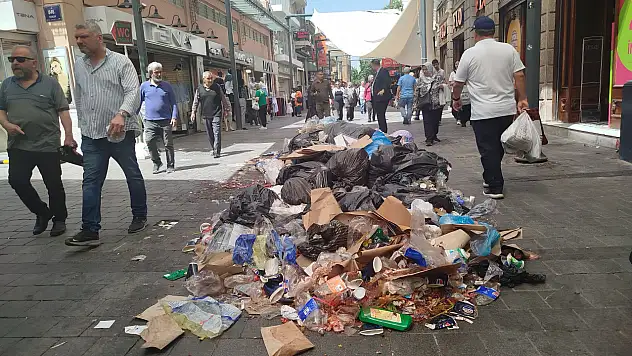 Konak'taki grev çöp dağlarını beraberinde getirdi!