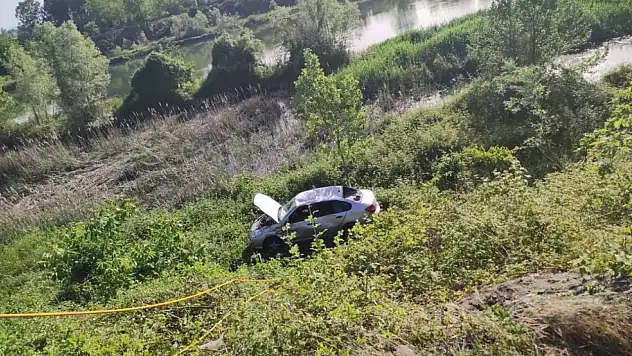 Kontrolü kaybeden sürücü şarampole uçtu: Yaralılar var