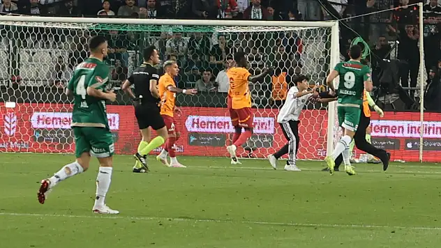 Konyaspor-Galatasaray maçında sahaya taraftar girdi: Oyun durdu