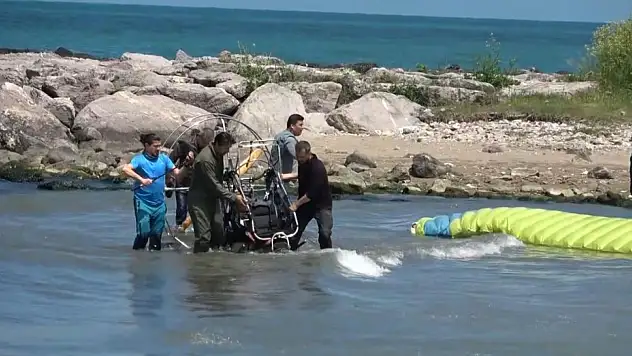 Korku dolu anlar: 19 Mayıs etkinliğinde paramotor kazası