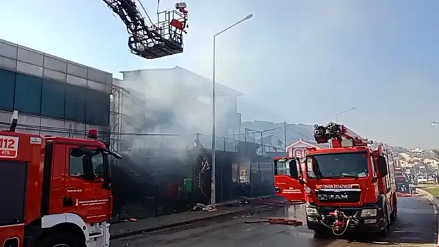 Korku dolu anlar: İzmir'de tarım marketi alevlere teslim oldu