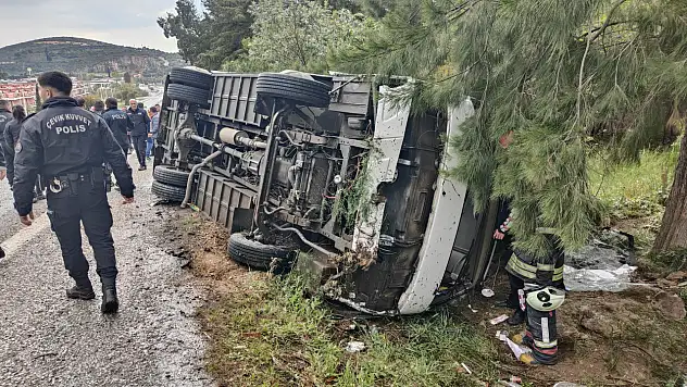 Kuşadası'nda yağmur kazayı getirdi: Otel servisi devrildi, 12 yaralı