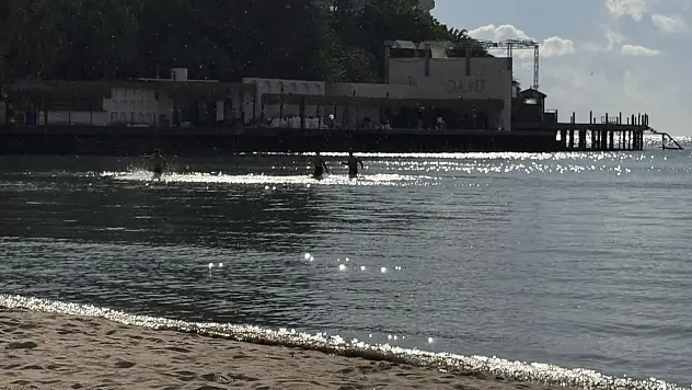 Kuşadası'nda yağmura rağmen deniz keyfi yaptılar