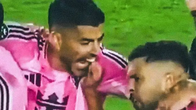 Luis Suarez'in hedefi şaştı! Bu sefer takım arkadaşını ısırdı!