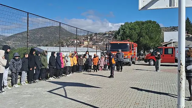 Manisa'da öğrencilere canlı yangın eğitimi verildi