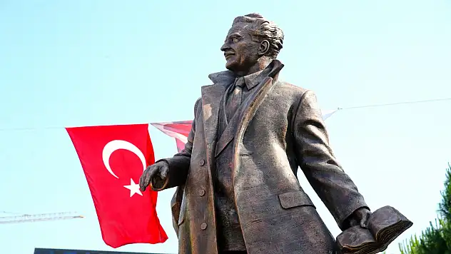 Mavi gözlü dev şair, Karşıyaka'da anıldı