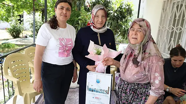 Menderes'te Anneler Günü'nde yürekleri ısıtan ziyaret