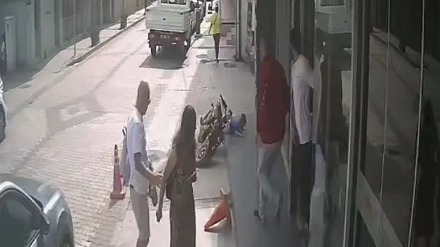 Menemen'de 3 yaşındaki çocuk motosikleti devirdi!