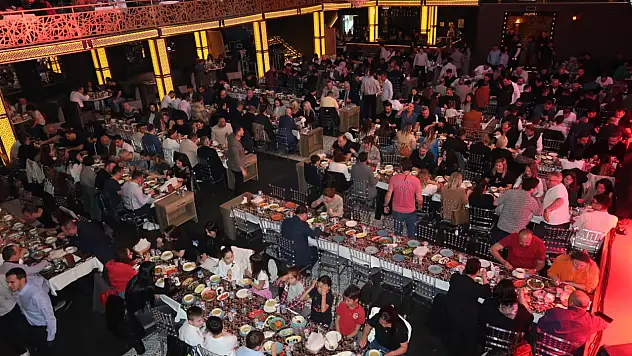 Mumlu'da Kadir Gecesi'nde anlamlı buluşma: Gökhan Plana ve ailesinden 1500 kişilik iftar