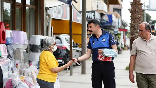 Narlıdere'de 19 Mayıs'a özel anlamlı hazırlık | Kapı kapı dağıtıldı...