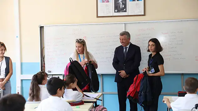 Öğrencilere çanta ve kırtasiye desteği