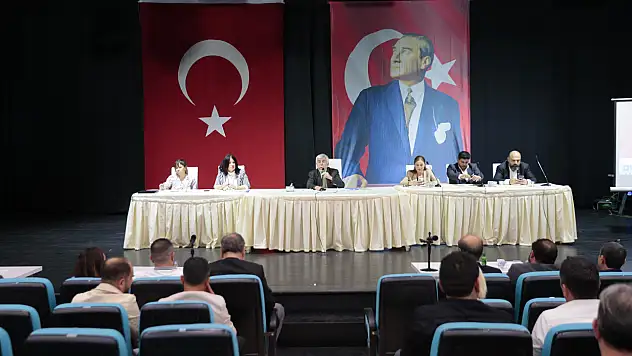 Özgür Özel'e yapılan saldırı Konak Meclisi'nde kınandı