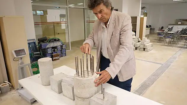 Prof. Dr. Kozanoğlu: 'İzmir'de 200 bin bina acilen denetlenmeli'