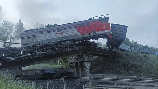 Rusya'da yolcu treninin üzerine köprü çöktü: Ölü ve yaralı sayısı artıyor