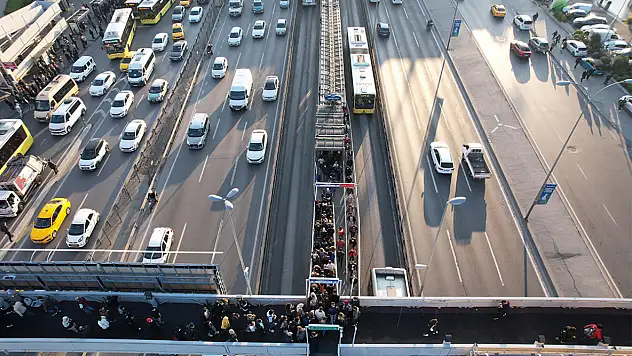 Sabah 08.00'e kadar kapatıldı: Trafiğe çıkan binlerce vatandaşa duyuru yapıldı