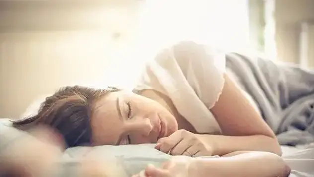 Sabahları kolayca kalkmak için ne kadar daha fazla uykuya ihtiyacınız var?