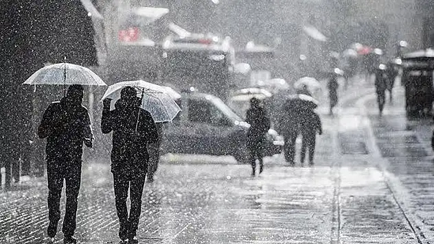 Sağanak yağış devam ediyor: Botlarınızı giymeden dışarı çıkmayın - Meteoroloji uyardı