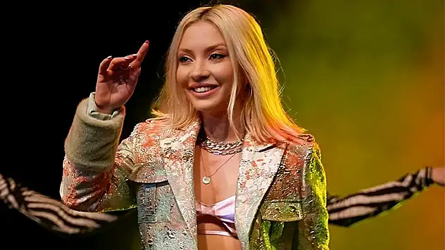 Sahnede tehlike! Ece Seçkin'in konserinde izleyiciyi şaşırtan hareket