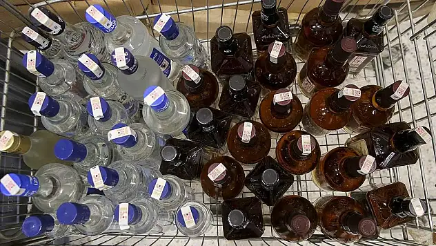 Sahte içki 2 kişinin hayatına mal oldu