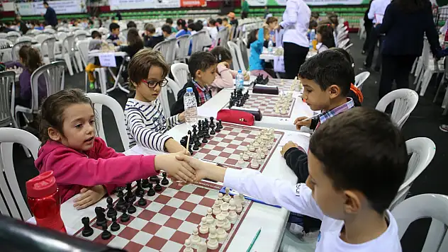 Satranç tutkunu Eslem'in hayali Karşıyaka'da hayat buldu