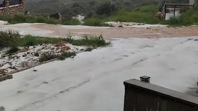 Seferihisar'da sokaklar beyaza büründü