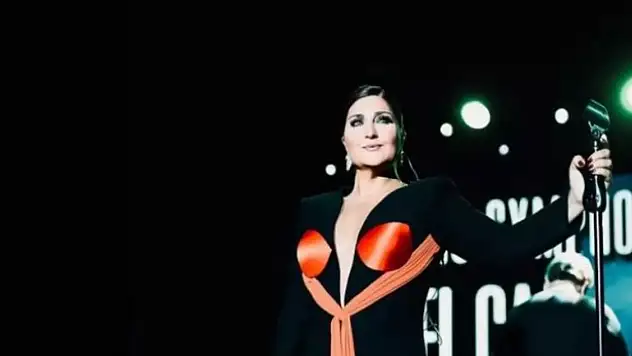 Sibel Can'ın kıyafet detayına yorum yağıyor