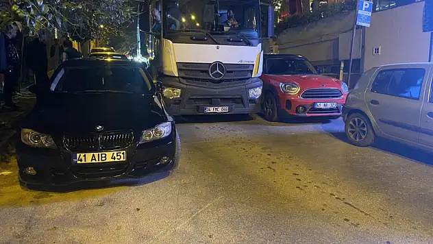Sokak trafiği kilitlendi! Hatalı park edilen araç için ilginç çözüm