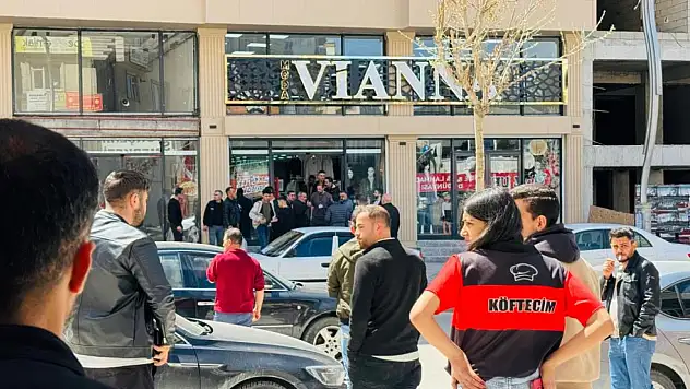 Son dakika! Mağazaya silahlı saldırı: Ölü ve yaralılar var