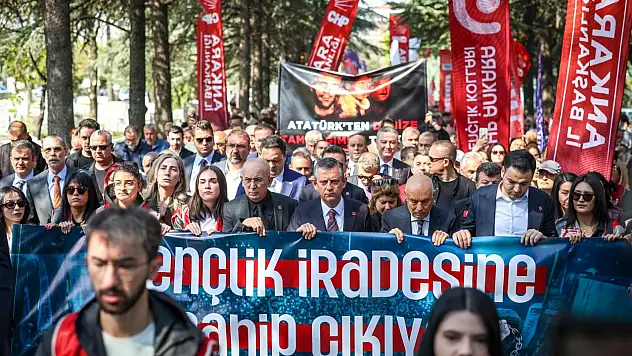 Son dakika! Özgür Özel'den 'üç fidan' mesajı: Davalarına ortağız!