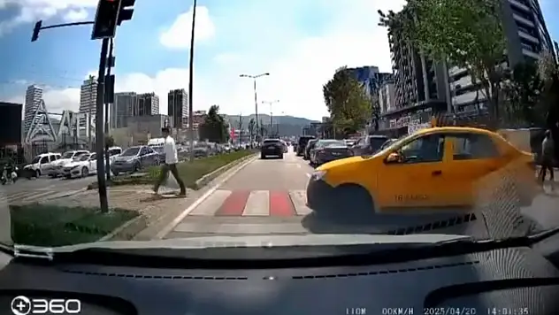 Taksi yolu kısaltmak istedi, yaya geçidini kullandı!