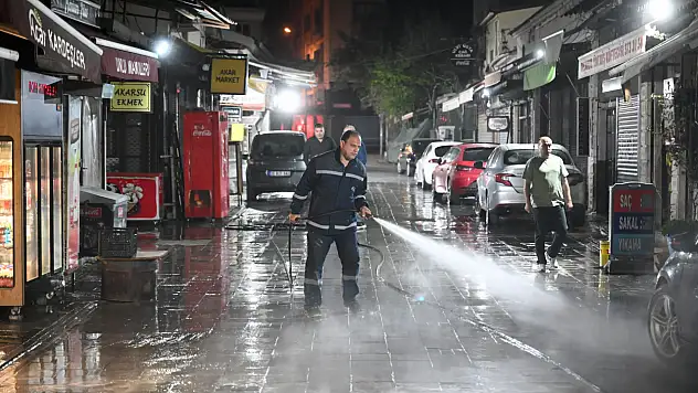 Tarihi Bornova Çarşısı'nda gece mesaisi